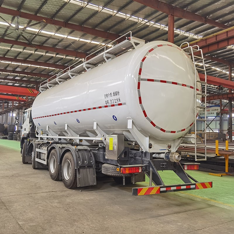 Camion de transport de granulés de résine de pétrole HOWO 28cbm