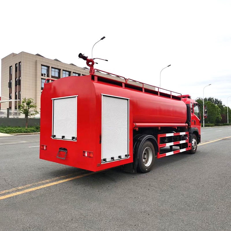 SINOTRUK low price 4*2 8cbm water tank fire truck