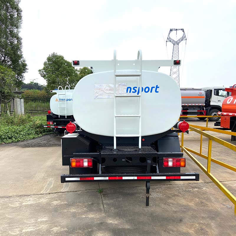 HOWO 9000L fuel tank truck