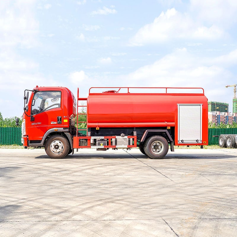 SINOTRUK specialized vehicle 4*2 5cbm water tank fire truck