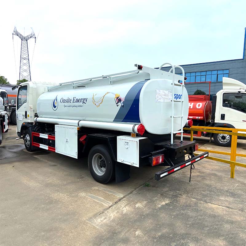 HOWO 9000L fuel tank truck