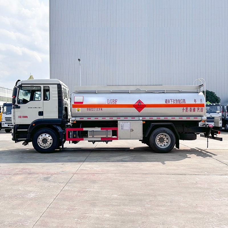 Camion-citerne à carburant SINOTRUK 4*2 11 tonnes camion-citerne à huile