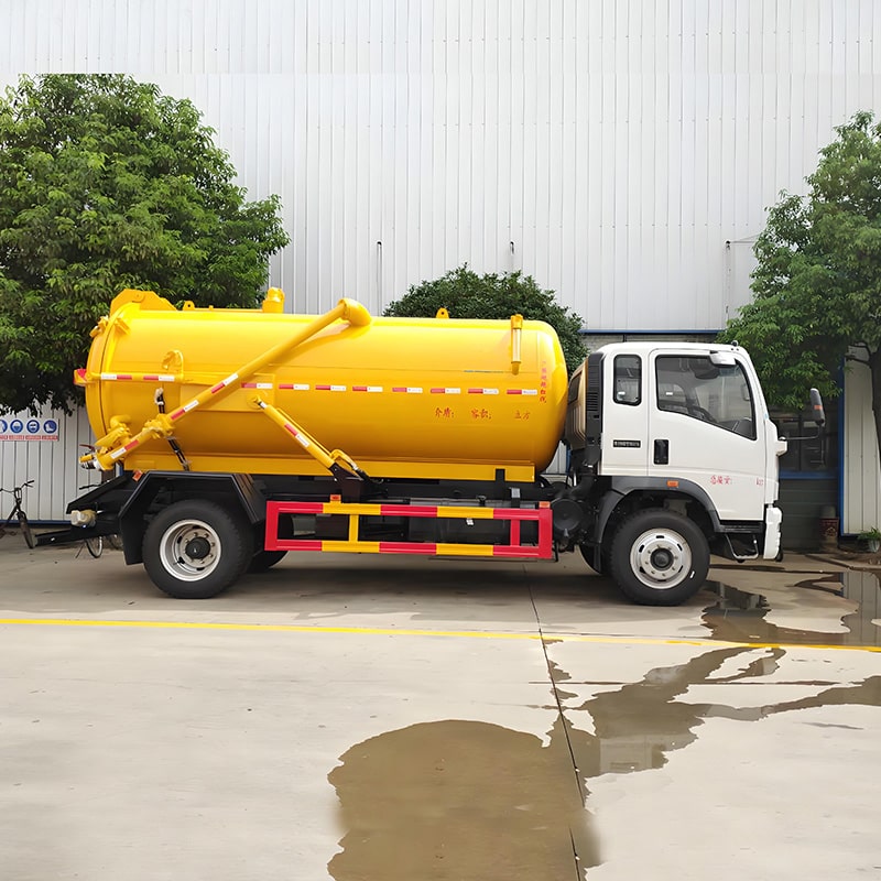 Howo 4x2 7000L Small Septic Fecal Suciton Tanker Truck