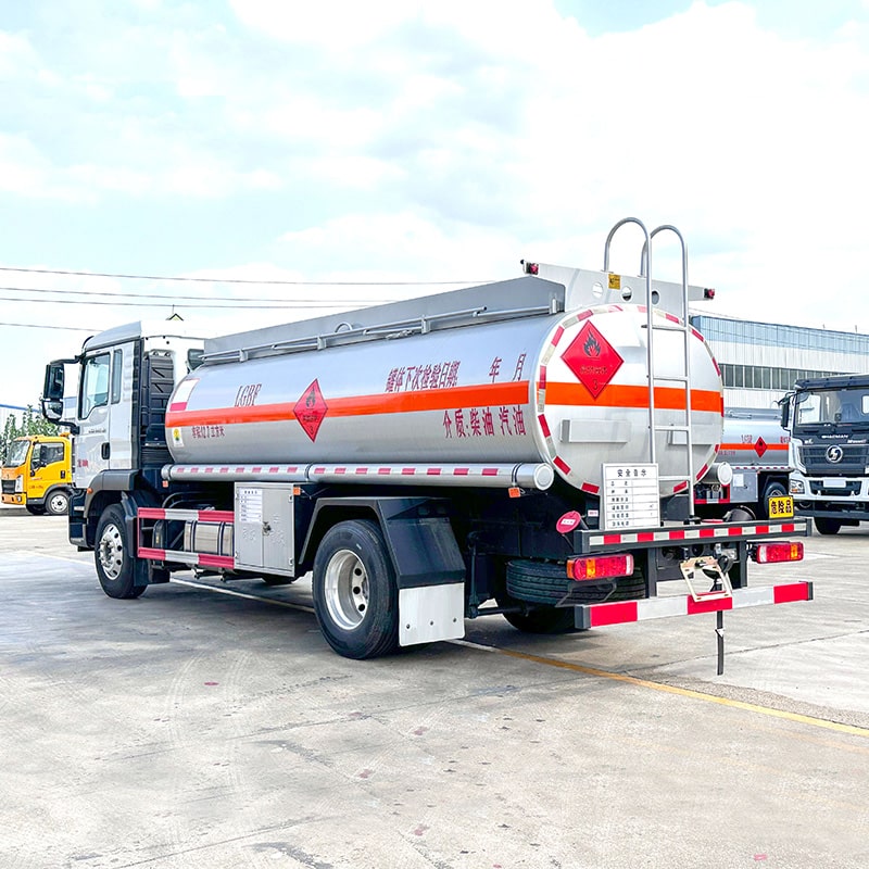 Camion-citerne à carburant SINOTRUK 4*2 11 tonnes camion-citerne à huile