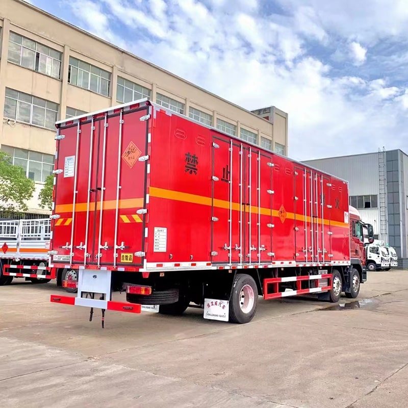 شاحنة نقل مواد كيميائية خطرة SINOTRUK 6*2 للبيع