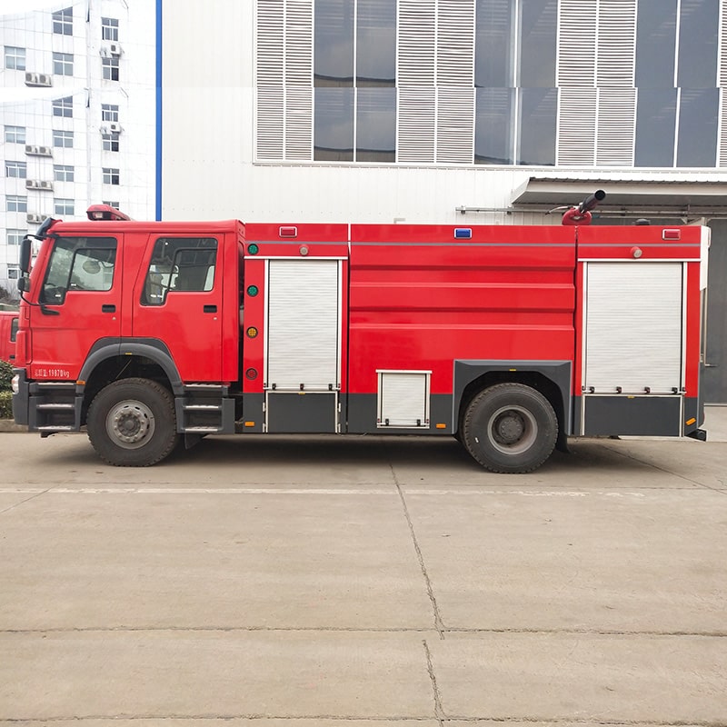 Howo 4 x2 8000L Water Tank Fire Truck for Sale