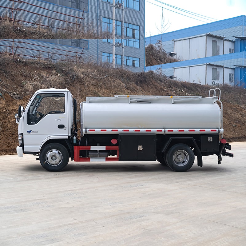 Camion isuzu 4*2 8000 litres ravitaillement huile carburant diesel