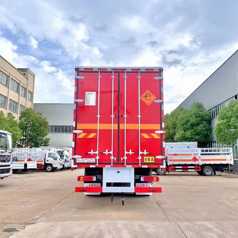 شاحنة نقل مواد كيميائية خطرة SINOTRUK 6*2 للبيع