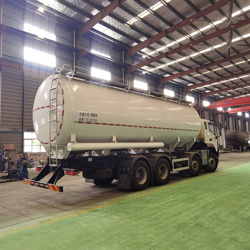 Camion de transport de granulés de résine de pétrole HOWO 28cbm