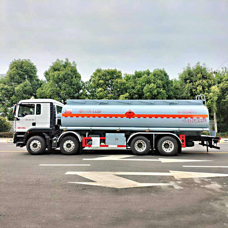 شاحنة نقل السوائل القابلة للاشتعال SINOTRUK 8*4 سعة 24 مترًا مكعبًا تعمل بالكيروسين