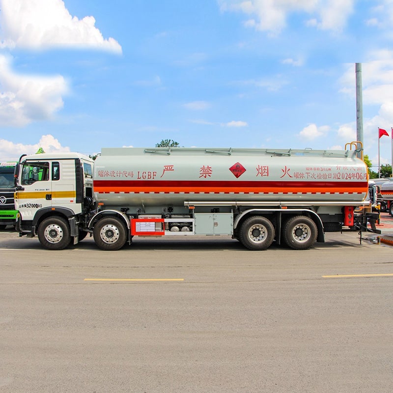 Howo 8x4 Fuel Tank Truck 30000L Tanker Truck Price