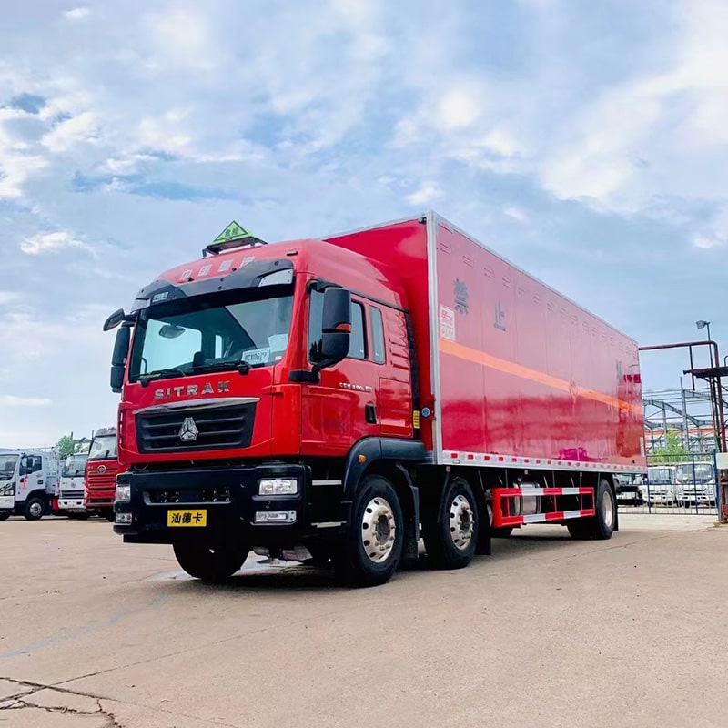 شاحنة نقل مواد كيميائية خطرة SINOTRUK 6*2 للبيع