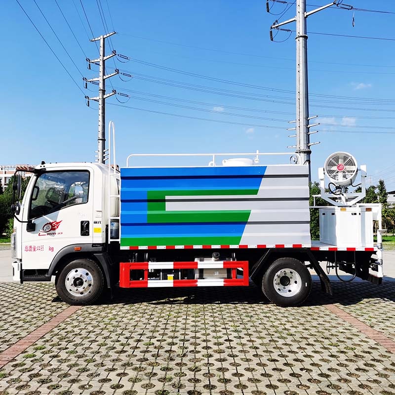 Howo 4X2 5cbm Water Spray Tank Truck