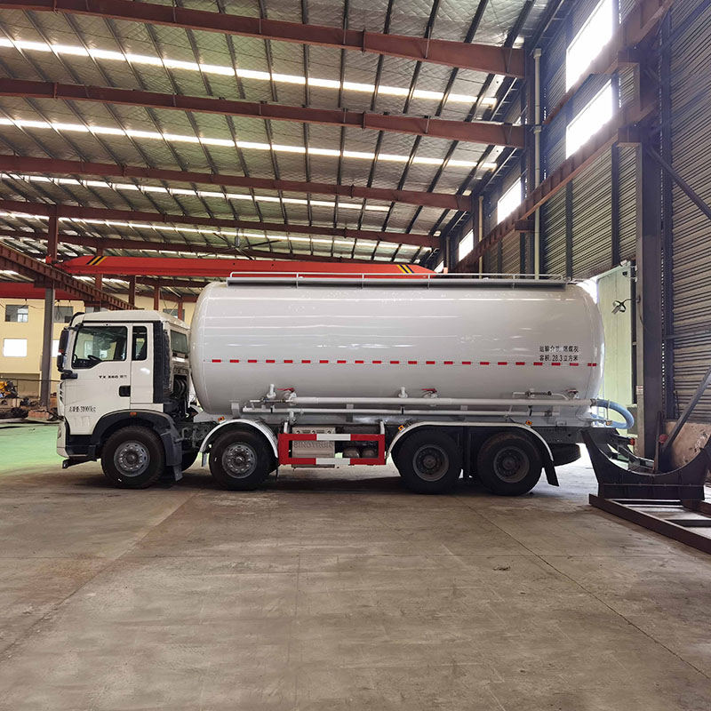 Camion de transport de granulés de résine de pétrole HOWO 28cbm