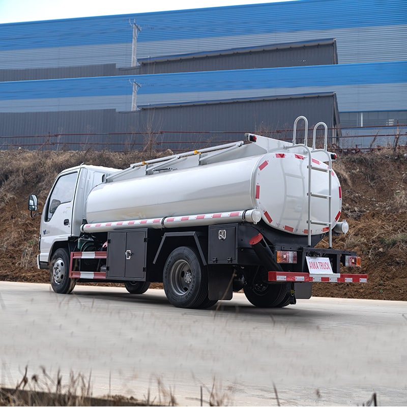Camion isuzu 4*2 8000 litres ravitaillement huile carburant diesel