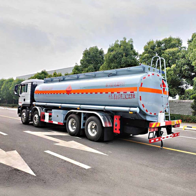 شاحنة نقل السوائل القابلة للاشتعال SINOTRUK 8*4 سعة 24 مترًا مكعبًا تعمل بالكيروسين