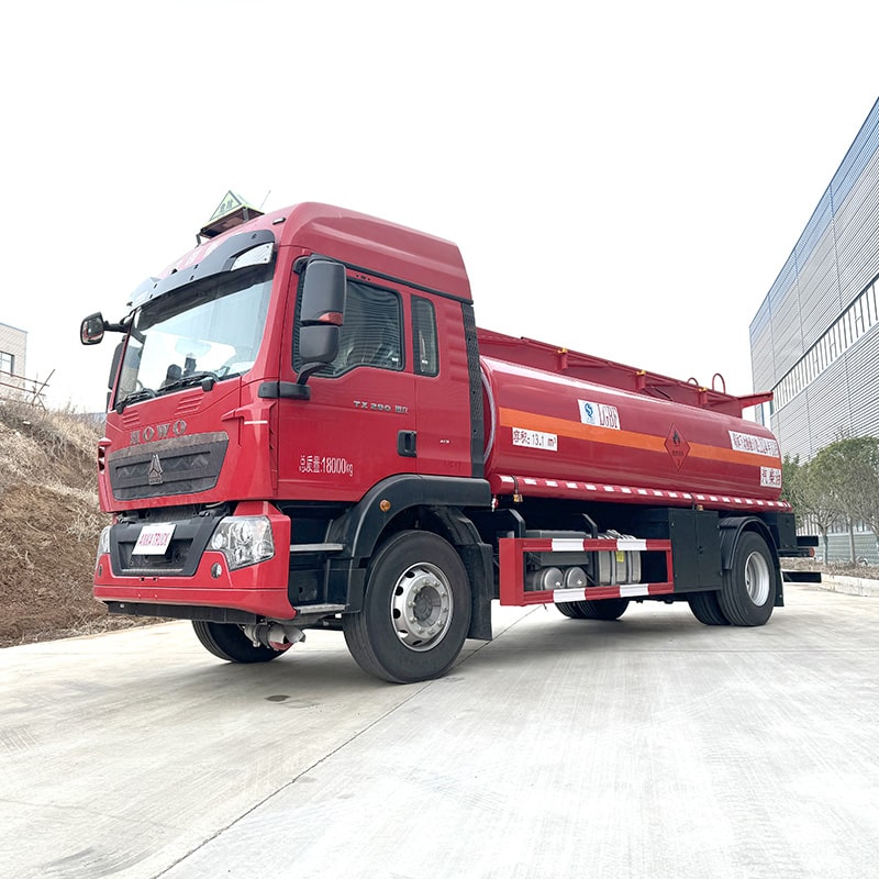 HOWO 4*2 iron oil diesel fuel bowser for sale