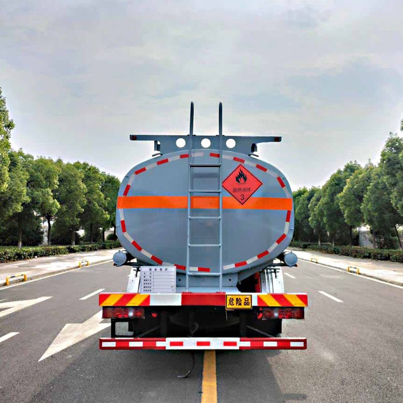 شاحنة نقل السوائل القابلة للاشتعال SINOTRUK 8*4 سعة 24 مترًا مكعبًا تعمل بالكيروسين