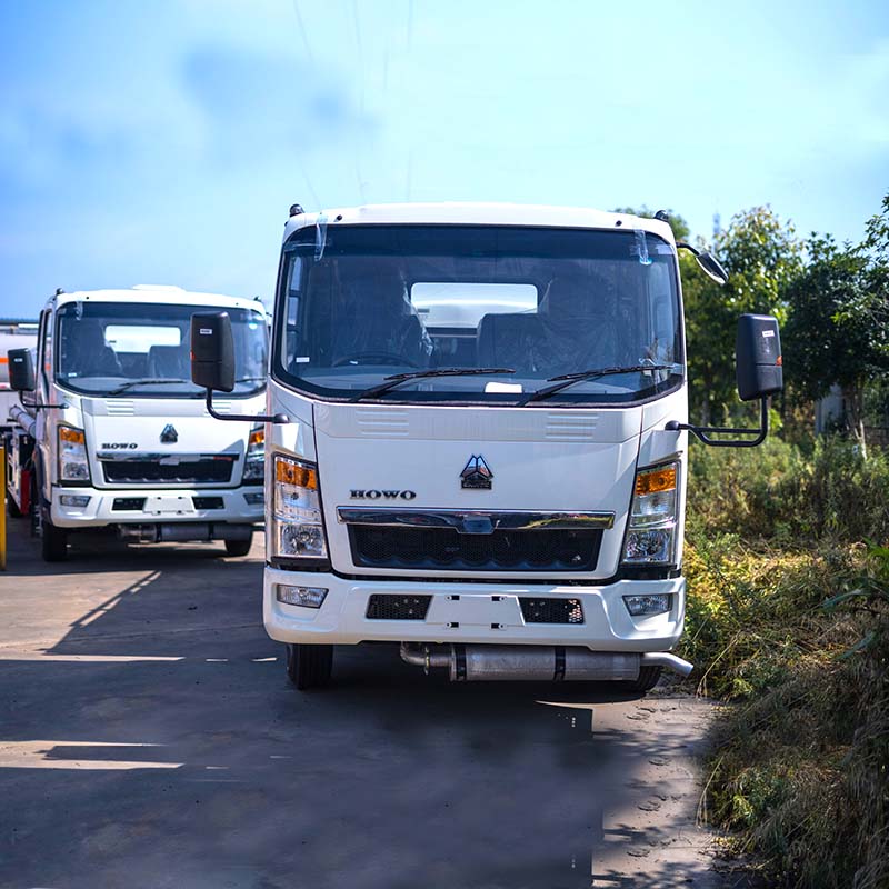 HOWO 9000L fuel tank truck