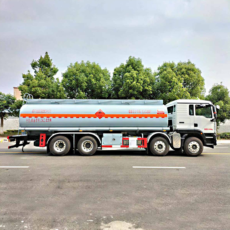 شاحنة نقل السوائل القابلة للاشتعال SINOTRUK 8*4 سعة 24 مترًا مكعبًا تعمل بالكيروسين