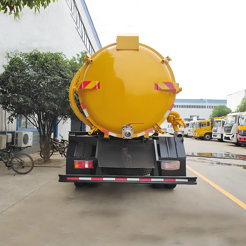 Howo 4x2 7000L Small Septic Fecal Suciton Tanker Truck