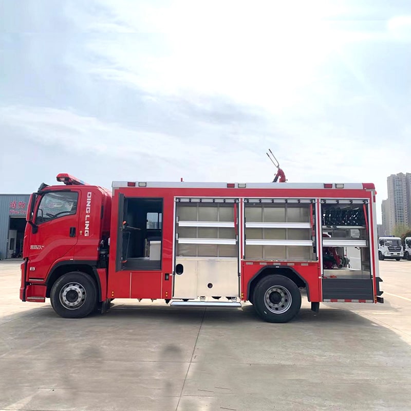 ISUZU 4*2 new or used 8cbm water tank fire fighting truck