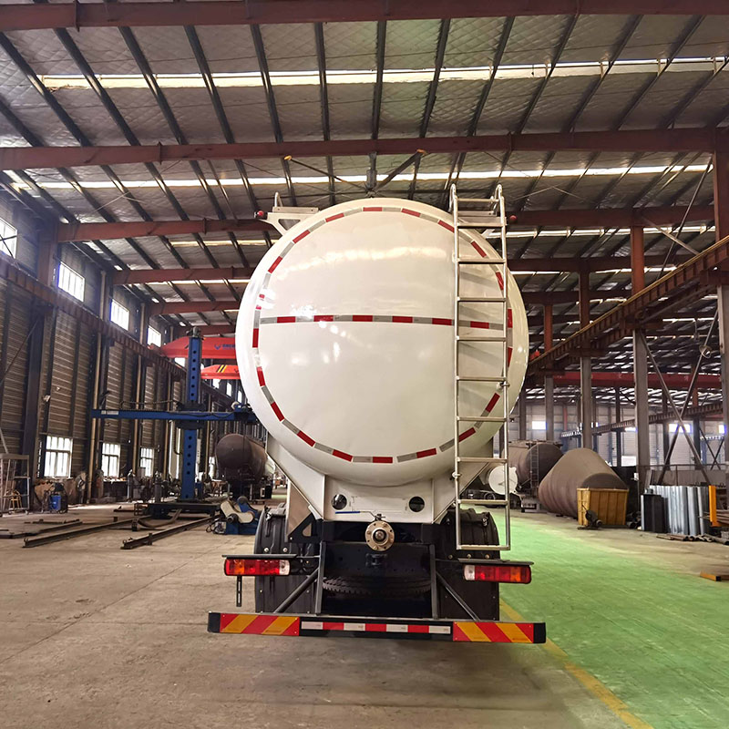 Camion de transport de granulés de résine de pétrole HOWO 28cbm
