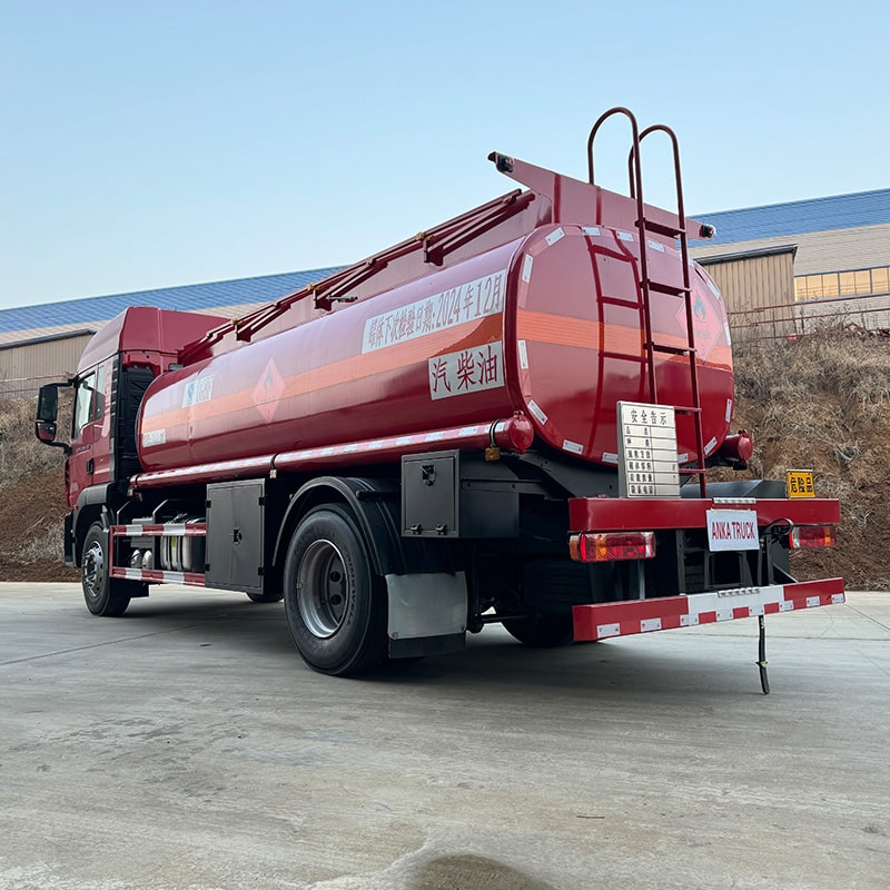 HOWO 4*2 iron oil diesel fuel bowser for sale